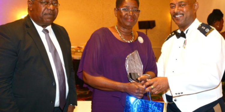 OFFICERS’ MESS AWARDS POLICE FOR OUTSTANDING SERVICE