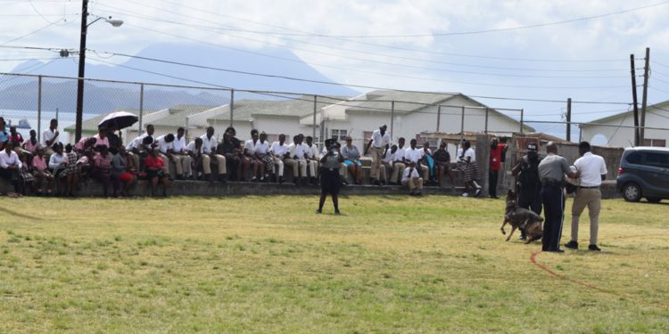 STUDENTS DELIGHTED WITH POLICE DOG DEMONSTRATION