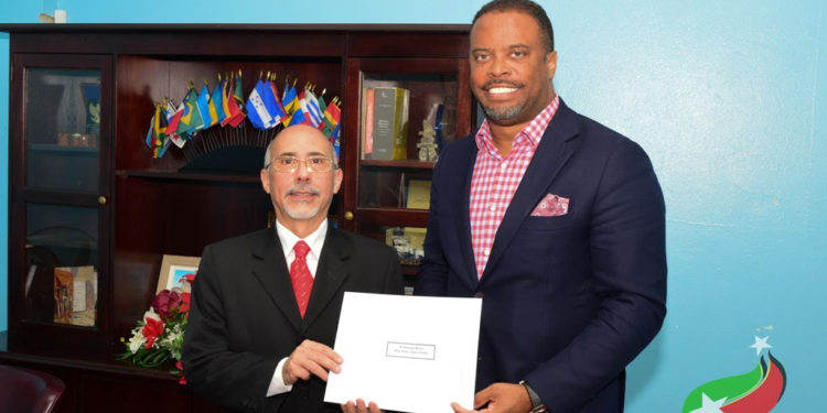 VENEZUELAN CHARGE D AFFAIRES AD HOC PRESENTS LETTER OF CREDENCE TO ST. KITTS-NEVIS’ MINISTER OF FOREIGN AFFAIRS