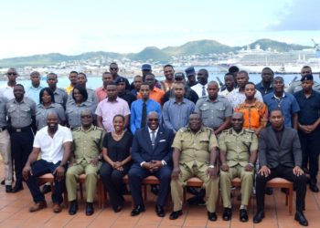 PRIME MINISTER HELPS TO MAKE OFFICERS FEEL AT HOME DURING HOLIDAY SEASON