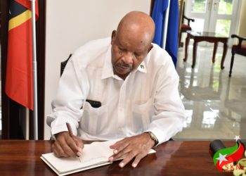 GOVERNOR GENERAL SIGNS BOOK OF CONDOLENCE FOR THE LATE RICHARD CAINES, CSM, JP