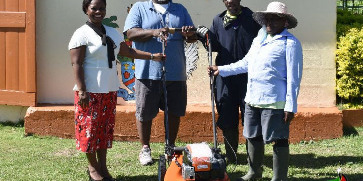 GOVERNOR GENERAL DONATES LAWNMOWER TO DORSET PARK COMMITTEE