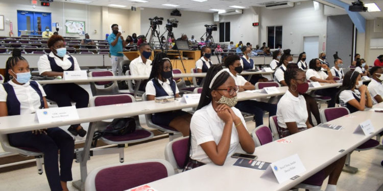 PRIME MINISTER HARRIS APPLAUDS ROSS UNIVERSITY’S COMMITMENT TO EDUCATIONAL ADVANCEMENT IN ST. KITTS AND NEVIS