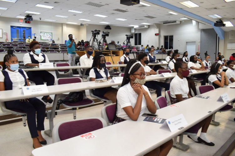 PRIME MINISTER HARRIS APPLAUDS ROSS UNIVERSITY’S COMMITMENT TO EDUCATIONAL ADVANCEMENT IN ST. KITTS AND NEVIS