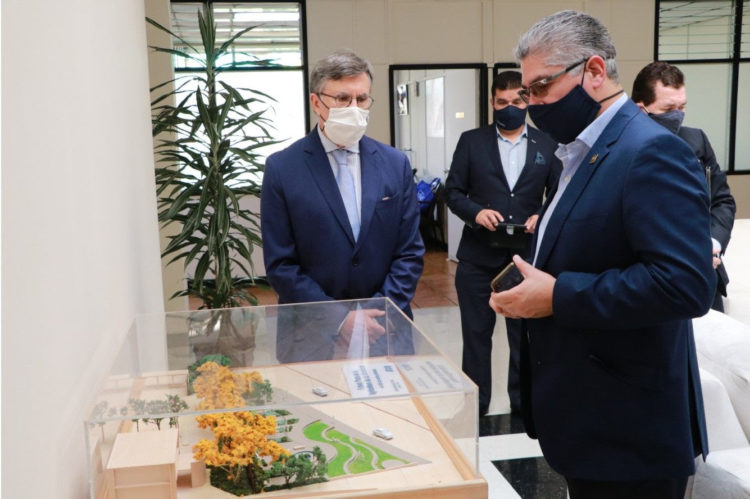 Agreement between Vázquez de Coronado and IICA to embark on the construction of the Plaza of Agriculture of the Americas