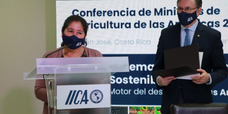 Guatemalan coffee producer Elvia Monzón received IICA’s “Soul of Rurality” award in the presence of ministers of agriculture of the Americas
