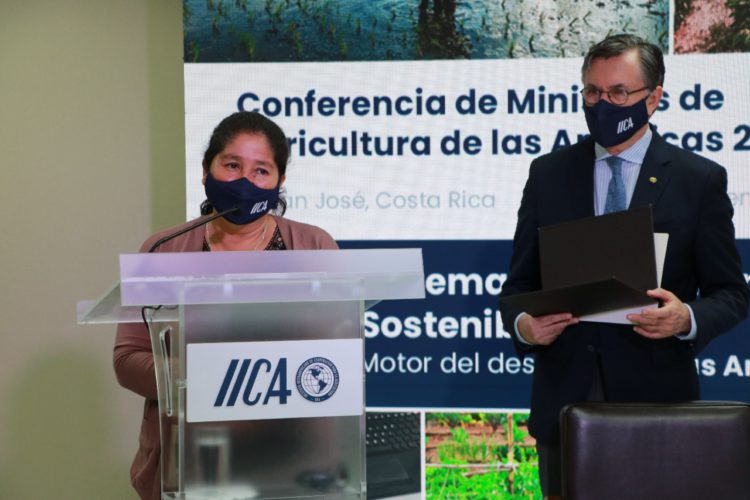 Guatemalan coffee producer Elvia Monzón received IICA’s “Soul of Rurality” award in the presence of ministers of agriculture of the Americas