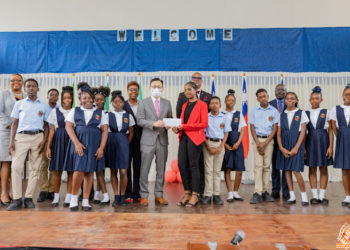 STUDENTS RECEIVE TAIWANESE SCHOLARSHIP