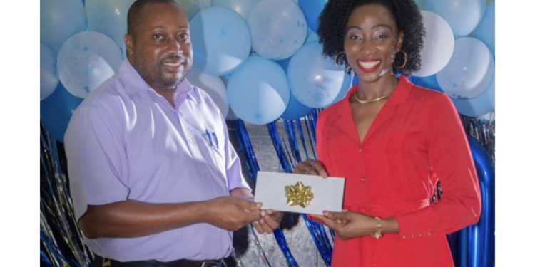 St. Kitts and Nevis Diplomat, Mrs. Sonia Boddie-Thompson gifts $1000 EC to Edgar T. Morris Primary School