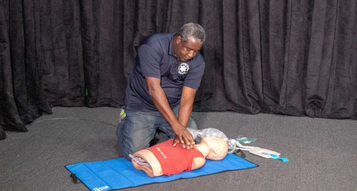 EMERGENCY MEDICAL TECHNICIAN URGES PUBLIC TO GIVE WAY TO AMBULANCE WITH SIRENS AND FLASHING LIGHTS ACTIVATED