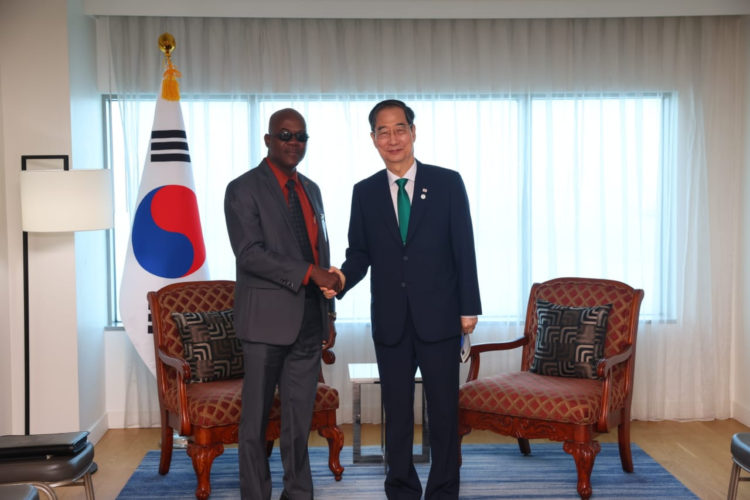 Saint Kitts and Nevis Delegation Engages with Prime Minister Duck-soo Han of the Republic of Korea