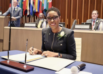 Dr. Sealey-Thomas, of Antigua and Barbuda is sworn in as PAHO/WHO Assistant Director