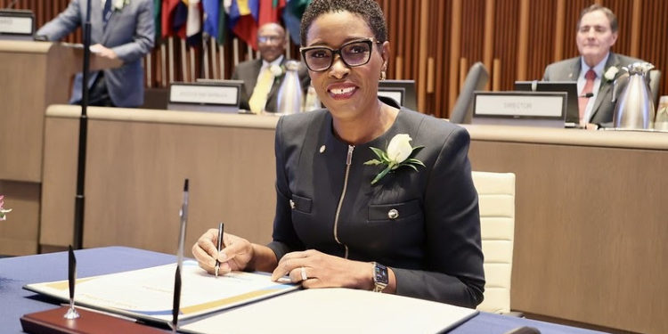 Dr. Sealey-Thomas, of Antigua and Barbuda is sworn in as PAHO/WHO Assistant Director