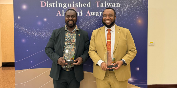Ambassador Donya Francis and Permanent Secretary Miguel Flemming Receive the Distinguished Taiwan Alumni Award