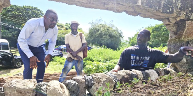 Stone Masonry Master Teaches Traditional Stone Laying Skills