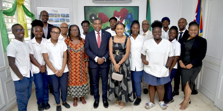 Prime Minister Drew Meets with St. Kitts and Nevis Students In Cuba 