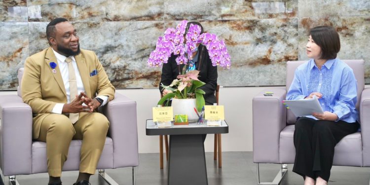 Ambassador Francis Meets with Pingtung County Magistrate to Discuss Collaboration in Education, Tourism and Agriculture